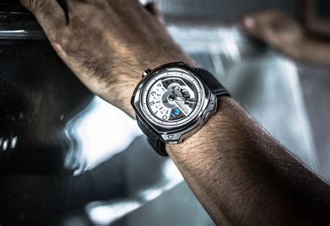 Sevenfriday uses NFC in new V